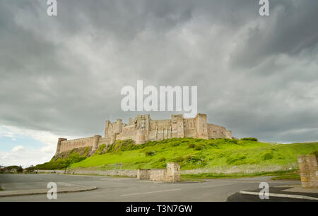 Château de Bamburgh et ciel orageux du sud parking, Northumberland, England, UK (mai 2017) Banque D'Images