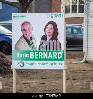 Charlottetown, Prince Edward Island, Canada : signalisation de Peter Bevan-Baker et Karla Bernard du Parti Vert de l'Île du Prince Édouard Banque D'Images