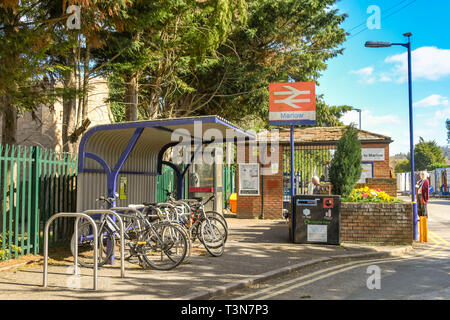 MARLOW, ANGLETERRE - Mars 2019 : gare à Marlow avec porte vélo à l'extérieur de l'entrée. Banque D'Images