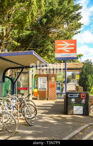 MARLOW, ANGLETERRE - Mars 2019 : gare à Marlow avec porte vélo à l'extérieur de l'entrée. Banque D'Images