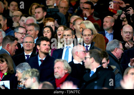 Le Président de l'UEFA Il (centre) dans les stands lors de la Ligue des Champions, quart de finale, match aller match à Old Trafford, Manchester. Banque D'Images