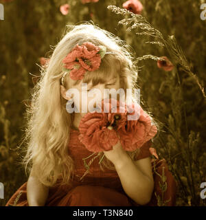 Belle fille blonde en rouge coquelicot domaine sépia Banque D'Images