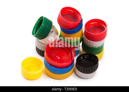 Composition plastique avec des capsules de bouteille, isolated on white Banque D'Images