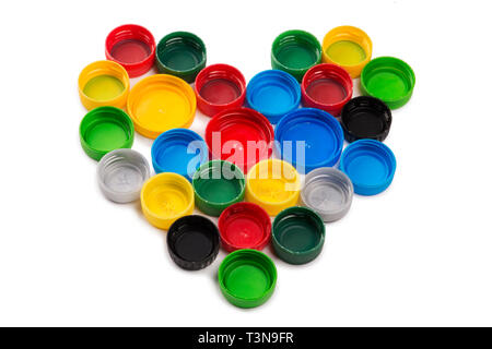 Bouchons de bouteille en plastique coloré, disposées en forme de coeur Banque D'Images