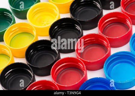Composition plastique avec des capsules de bouteille, isolated on white Banque D'Images