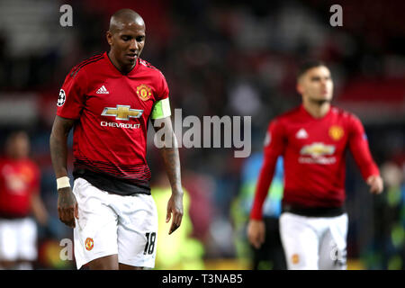 Manchester United, Ashley Young (à gauche) à la fin de l'UEFA Champions League, quart de finale match aller d'abord à Old Trafford, Manchester. Banque D'Images