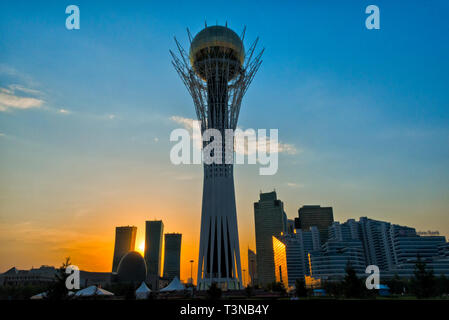 Tour Bayterek représentant un peuplier tenant un œuf d'or, symbole de la nouvelle capitale, Astana, Kazakhstan Banque D'Images