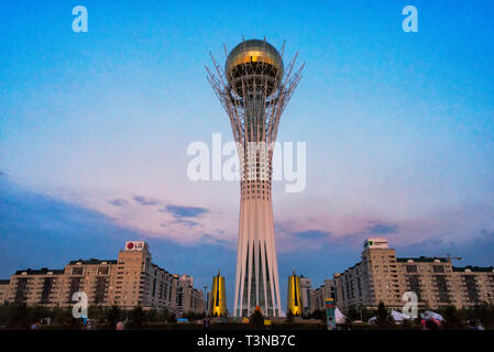 Tour Bayterek représentant un peuplier tenant un œuf d'or, symbole de la nouvelle capitale, Astana, Kazakhstan Banque D'Images