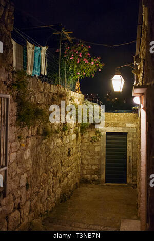 Cul de sac lane, Puzljiva ulica, dans la vieille ville, Dubrovnik, Croatie, la nuit Banque D'Images