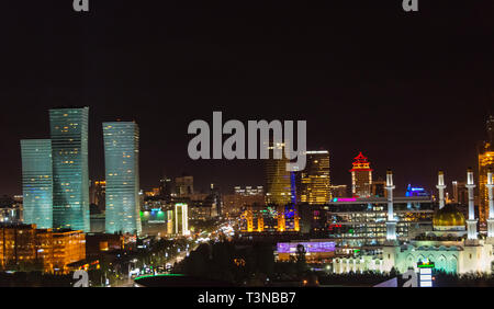 Vue de la nuit de Northern Lights et d'immeubles d'Nur dans le centre-ville, à Astana, Kazakhstan Banque D'Images