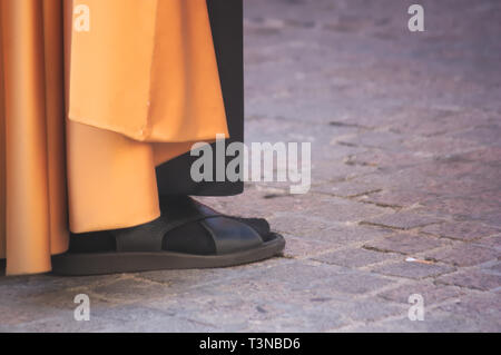 Détail de la sandales d'un Nazaréen pendant une procession de la Semaine sainte en Espagne Banque D'Images