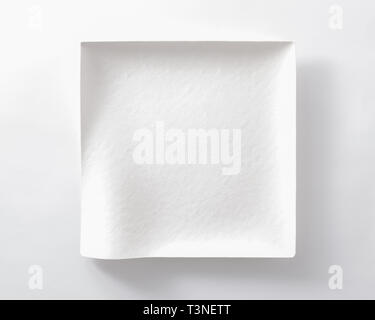 Une plaque carrée en papier avec des lignes courbes. plat unique. Banque D'Images
