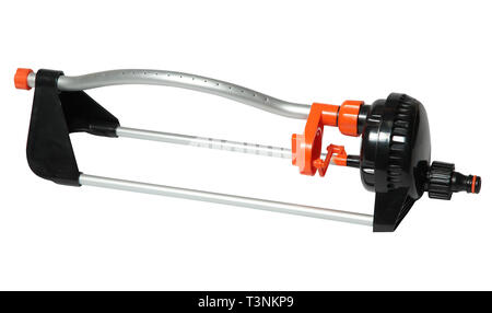 Buse métal sur un tuyau d'arrosage automatique et arrosage. Outils de jardin et de fournitures pour l'irrigation et de l'herbe de la pelouse. Isolated on white Banque D'Images