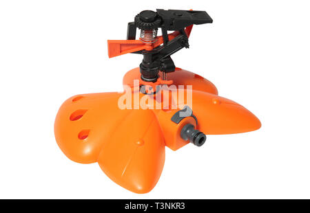 Buse rotative sur un flexible. Arrosage automatique et arrosage. Outils de jardin et de fournitures pour l'irrigation et de l'herbe à gazon. isolated on white Banque D'Images