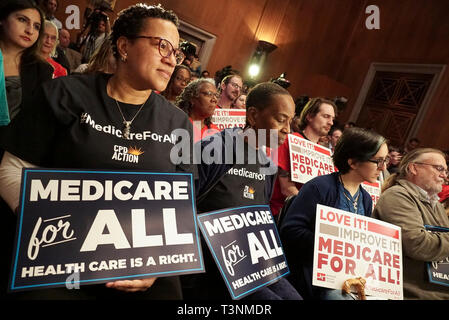 Washington DC, USA. 10 avr, 2019. Les partisans des États-Unis Le sénateur Bernie Sanders (indépendant du Vermont) assister à la conférence de presse où il a annoncé a introduit une nouvelle version de son "plan d'assurance-maladie pour tous" lors d'une conférence de presse sur la colline du Capitole à Washington DC le 10 avril 2019. Le Sanders plan remplacera et axée sur l'emploi l'assurance-maladie privée avec un plan gouvernemental qui garantit la couverture, y compris les soins de longue durée, pour tous les citoyens. Credit : Stefani Reynolds/CNP Crédit dans le monde entier | conditions : dpa/Alamy Live News Banque D'Images