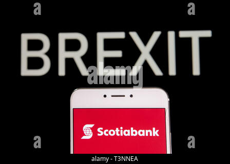 Hong Kong. 5ème apr 2019. Dans cette photo illustration une multinationale canadienne Banque Scotia logo est vu sur un appareil mobile Android avec un Brexit message dans l'arrière-plan. Budrul Chukrut Crédit : SOPA/Images/ZUMA/Alamy Fil Live News Banque D'Images