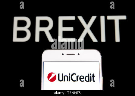 Hong Kong. 5ème apr 2019. Sur cette photo, l'illustration a l'italien des services bancaires et financiers UniCredit logo est vu sur un appareil mobile Android avec un Brexit message dans l'arrière-plan. Budrul Chukrut Crédit : SOPA/Images/ZUMA/Alamy Fil Live News Banque D'Images