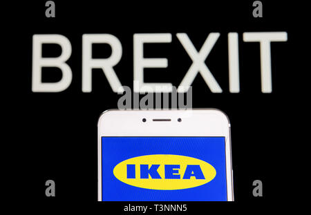 Hong Kong. 6ème apr 2019. Sur cette photo, l'illustration d'une multinationale suédoise Ikea furniture company logo est vu sur un appareil mobile Android avec un Brexit message dans l'arrière-plan. Budrul Chukrut Crédit : SOPA/Images/ZUMA/Alamy Fil Live News Banque D'Images