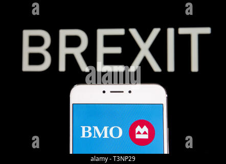 Hong Kong. 5ème apr 2019. Dans cette photo illustration une multinationale canadienne d'avion et les services financiers de la Banque de Montréal (BMO) logo est vu sur un appareil mobile Android avec un Brexit message dans l'arrière-plan. Budrul Chukrut Crédit : SOPA/Images/ZUMA/Alamy Fil Live News Banque D'Images