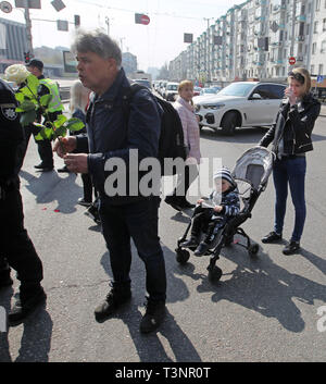 Kiev, Kiev, Ukraine. 10 avr, 2019. Un homme vu avec une fleur pendant la manifestation.manifestants exigeant la preuve avec leurs enfants d'arrêter la violation des droits de l'enfant par le développeur de Kiev. Crédit : Pavlo Gonchar SOPA/Images/ZUMA/Alamy Fil Live News Banque D'Images