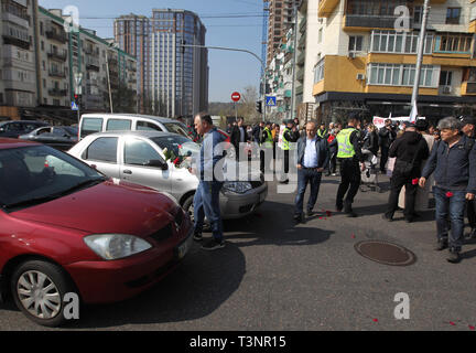 Kiev, Kiev, Ukraine. 10 avr, 2019. manifestants avec des fleurs vu essayer de bloquer le trafic pendant la manifestation.manifestants exigeant la preuve avec leurs enfants d'arrêter la violation des droits de l'enfant par le développeur de Kiev. Crédit : Pavlo Gonchar SOPA/Images/ZUMA/Alamy Fil Live News Banque D'Images