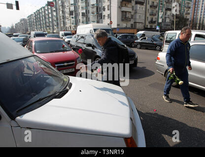 Kiev, Kiev, Ukraine. 10 avr, 2019. manifestants avec des fleurs vu essayer de bloquer le trafic pendant la manifestation.manifestants exigeant la preuve avec leurs enfants d'arrêter la violation des droits de l'enfant par le développeur de Kiev. Crédit : Pavlo Gonchar SOPA/Images/ZUMA/Alamy Fil Live News Banque D'Images