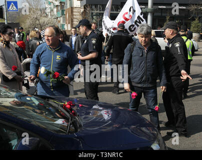 Kiev, Kiev, Ukraine. 10 avr, 2019. manifestants avec des fleurs vu essayer de bloquer le trafic pendant la manifestation.manifestants exigeant la preuve avec leurs enfants d'arrêter la violation des droits de l'enfant par le développeur de Kiev. Crédit : Pavlo Gonchar SOPA/Images/ZUMA/Alamy Fil Live News Banque D'Images