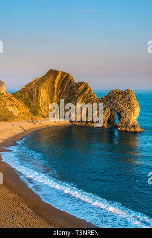 Durdle Door, Lulworth, Dorset, UK. 10 avr, 2019. Météo britannique. Le passage de la mer de calcaire de Durdle door de Lulworth, dans le Dorset, est éclairé par la fin de l'après-midi au chaud soleil du printemps, pendant les vacances de Pâques. Crédit photo : Graham Hunt/Alamy Live News Banque D'Images