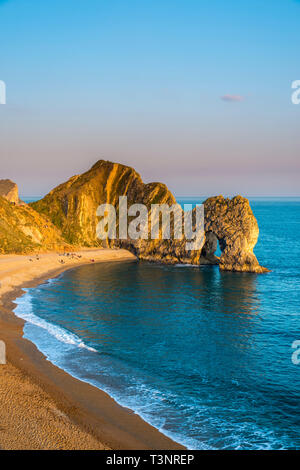 Durdle Door, Lulworth, Dorset, UK. 10 avr, 2019. Météo britannique. Le passage de la mer de calcaire de Durdle door de Lulworth, dans le Dorset, est éclairé par la fin de l'après-midi au chaud soleil du printemps, pendant les vacances de Pâques. Crédit photo : Graham Hunt/Alamy Live News Banque D'Images