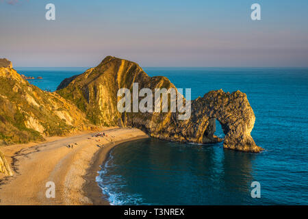 Durdle Door, Lulworth, Dorset, UK. 10 avr, 2019. Météo britannique. Le passage de la mer de calcaire de Durdle door de Lulworth, dans le Dorset, est éclairé par la fin de l'après-midi au chaud soleil du printemps, pendant les vacances de Pâques. Crédit photo : Graham Hunt/Alamy Live News Banque D'Images