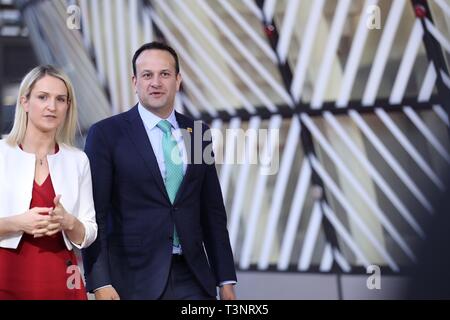 Bruxelles, Belgique. 10 avr, 2019. Le Premier ministre irlandais, Leo Varadkar (R) arrive au siège de l'Union européenne à assister à la réunion spéciale du Conseil européen de Bruxelles, Belgique, le 10 avril 2019. Les dirigeants de l'Union européenne 27 autres pays membres ont convenu de prolonger Brexit, Président du Conseil européen, Donald Tusk a déclaré sur Twitter mercredi soir. Credit : Zhang Cheng/Xinhua/Alamy Live News Banque D'Images