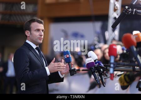 Bruxelles, Belgique. 10 avr, 2019. Le président français, Emmanuel Macron parle aux journalistes à siège de l'Union européenne avant la réunion spéciale du Conseil européen de Bruxelles, Belgique, le 10 avril 2019. Les dirigeants de l'Union européenne 27 autres pays membres ont convenu de prolonger Brexit, Président du Conseil européen, Donald Tusk a déclaré sur Twitter mercredi soir. Credit : Zhang Cheng/Xinhua/Alamy Live News Banque D'Images