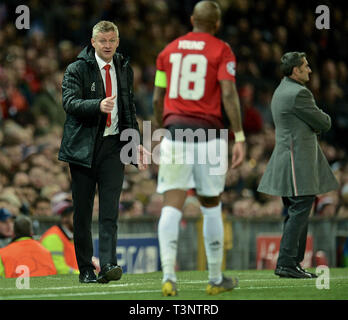 Manchester. Apr 11, 2019. Le manager de Manchester United Ole Gunnar Solskjaer (L) émet des instructions d'Ashley Young lors de la Ligue des Champions premier match entre jambe remporteront Manchester United et le FC Barcelone à Old Trafford à Manchester, Angleterre le 10 avril 2019. Barcelone a gagné 1-0. Source : Xinhua/Alamy Live News Banque D'Images