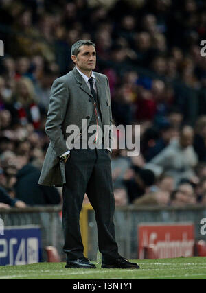 Manchester. Apr 11, 2019. L'entraîneur-chef de Barcelone Ernesto Valverde ressemble au cours de l'UEFA Champions League match aller premier remporteront entre Manchester United et le FC Barcelone à Old Trafford à Manchester, Angleterre le 10 avril 2019. Barcelone a gagné 1-0. Source : Xinhua/Alamy Live News Banque D'Images