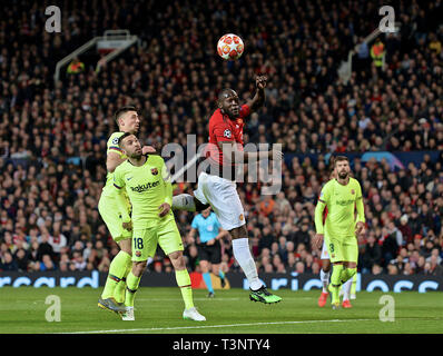 Manchester. Apr 11, 2019. Romelu Lukaku Manchester United (C) remporte un en-tête au cours de l'UEFA Champions League match aller premier remporteront entre Manchester United et le FC Barcelone à Old Trafford à Manchester, Angleterre le 10 avril 2019. Barcelone a gagné 1-0. Source : Xinhua/Alamy Live News Banque D'Images