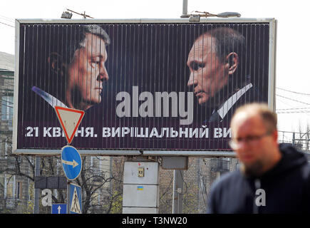 Un panneau d'une campagne avec des portraits de l'actuel Président et candidat à l'élection présidentielle ukrainienne Petro Poroshenko (L) et le président russe Vladimir Poutine (R) avec un message qui dit que le 21 avril est le choix décisif est vu dans les rues de Kiev. Le deuxième tour des élections présidentielles auront lieu en Ukraine le 21 avril 2019. Banque D'Images