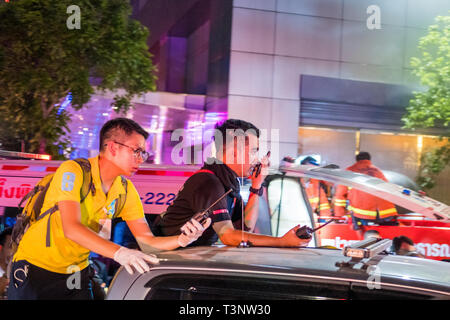 Les services d'urgence vu la scène au cours de l'incendie. Grand feu dans un hôtel de Bangkok et centre commercial. L'incendie a éclaté entre 5h00 et 6h00 et le nombre de morts, de blessés et détruit les choses n'est pas encore certain, Central World, Bangkok. Banque D'Images