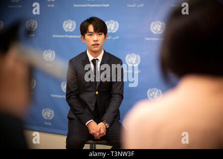 Organisation des Nations Unies, Xinhua au siège des Nations Unies à New York. Apr 9, 2019. Chanteuse chinoise Yi Yangqianxi (avant), qui est une organisation mondiale de la Santé (OMS), l'envoyé spécial de la Chine pour la santé, prend la parole lors d'une interview exclusive avec Xinhua au siège des Nations Unies à New York, le 9 avril 2019. Yangqianxi Yi, une chanteuse chinoise et d'une Organisation mondiale de la Santé (OMS), l'envoyé spécial a déclaré que le pouvoir créatif des jeunes pourrait être un puissant moteur pour les efforts vers les objectifs de développement durable (ODD) et leur autonomisation est essentiel dans le processus. Credit : Muzi Li/Xinhua/Alamy Live News Banque D'Images