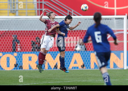 Paderborn, Allemagne. Apr 9, 2019. (L-R) Alexandra Popp (GER), Saki Kumagai (JPN) Football/Football : match amical entre l'Allemagne 2-2 Japon à l'Benteler-Arena à Paderborn, Allemagne . Credit : Mutsu Kawamori/AFLO/Alamy Live News Banque D'Images