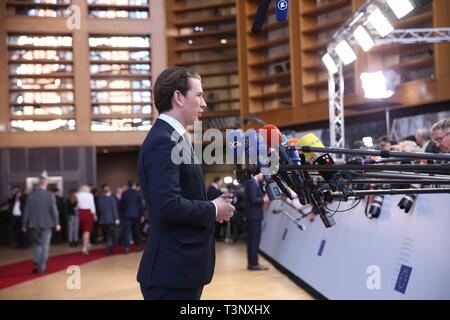 Beijing, la Belgique. 10 avr, 2019. Le Chancelier autrichien Sebastian Kurz (avant) s'adresse aux journalistes lors de siège de l'Union européenne avant la réunion spéciale du Conseil européen de Bruxelles, Belgique, le 10 avril 2019. Les dirigeants de l'Union européenne 27 autres pays membres ont convenu de prolonger Brexit, Président du Conseil européen, Donald Tusk a déclaré sur Twitter mercredi soir. Credit : Zhang Cheng/Xinhua/Alamy Live News Banque D'Images