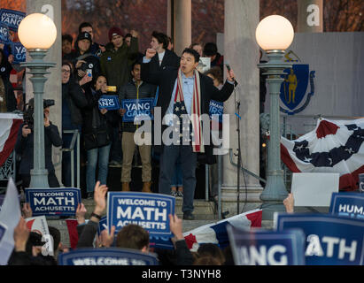 Boston, MA, USA. 10 avr, 2019. YANG 2020 campagne présidentielle américaine, rassemblement à l'Parkman Kiosque sur le Boston Common. Plus de 1 000 partisans de Andrew Yang réunis pour rencontrer et entendre candidat démocrate Yang parler au "Boston Common". Photo montre Yang sur le kiosque s'adressant à la foule : Crédit Chuck Nacke/Alamy Live News Banque D'Images