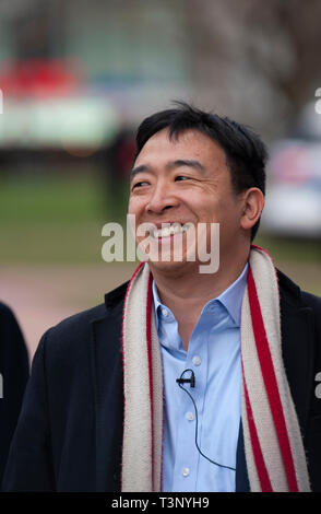 Boston, USA. 10 avr, 2019. Boston, MA, USA. YANG 2020 campagne présidentielle américaine, rassemblement à l'Parkman Kiosque sur le Boston Common. Plus de 1 000 partisans de Andrew Yang réunis pour rencontrer et entendre candidat démocrate Yang parler au "Boston Common". Photo montre Yang avant de parler à la foule. Credit : Chuck Nacke/Alamy Live News Banque D'Images