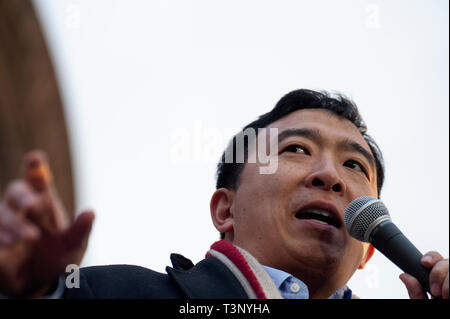 Boston, MA, USA. 10 avr, 2019. YANG 2020 campagne présidentielle américaine, rassemblement à l'Parkman Kiosque sur le Boston Common. Plus de 1 000 partisans de Andrew Yang réunis pour rencontrer et entendre candidat démocrate Yang parler au "Boston Common". Photo montre Yang s'adressant à la foule. Credit : Chuck Nacke/Alamy Live News Banque D'Images