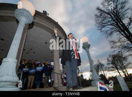 Boston, USA. 10 avr, 2019. Boston, MA, USA. YANG 2020 campagne présidentielle américaine, rassemblement à l'Parkman Kiosque sur le Boston Common. Plus de 1 000 partisans de Andrew Yang réunis pour rencontrer et entendre candidat démocrate Yang parler au "Boston Common". Photo montre Yang sur le kiosque s'adressant à la foule. Credit : Chuck Nacke/Alamy Live News Banque D'Images