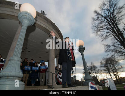 Boston, USA. 10 avr, 2019. Boston, MA, USA. YANG 2020 campagne présidentielle américaine, rassemblement à l'Parkman Kiosque sur le Boston Common. Plus de 1 000 partisans de Andrew Yang réunis pour rencontrer et entendre candidat démocrate Yang parler au "Boston Common". Photo montre Yang sur le kiosque s'adressant à la foule. Credit : Chuck Nacke/Alamy Live News Banque D'Images
