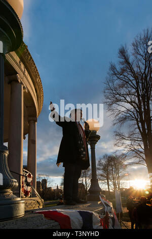 Boston, USA. 10 avr, 2019. Boston, MA, USA. YANG 2020 campagne présidentielle américaine, rassemblement à l'Parkman Kiosque sur le Boston Common. Plus de 1 000 partisans de Andrew Yang réunis pour rencontrer et entendre candidat démocrate Yang parler au "Boston Common". Photo montre Yang sur le kiosque à la fin du rallye. Credit : Chuck Nacke/Alamy Live News Banque D'Images