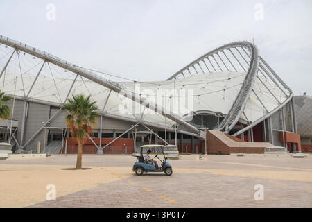 Doha, Qatar. Apr 11, 2019. Vue d'Al Khalifa International Stadium achevé en 2017, l'un des 8 lieux qui sera l'hôte de la FIFA 2022 Coupe du mot dans l'état du golfe du Qatar Crédit : amer ghazzal/Alamy Live News Banque D'Images