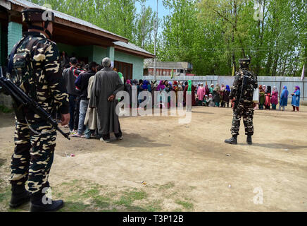 Baramulla, Jammu-et-Cachemire, en Inde. Apr 11, 2019. Paramilitaires indiennes vu hommes montent la garde pendant le vote Le vote a commencé pour deux.sièges parlementaires dans le Cachemire indien au milieu d'une sécurité rigoureuse et un appel au boycott par les séparatistes. Des policiers armés et des soldats paramilitaires en tenue de scrutin surveillé les engrenages et les routes à proximité. Credit : Idrees Abbas/SOPA Images/ZUMA/Alamy Fil Live News Banque D'Images