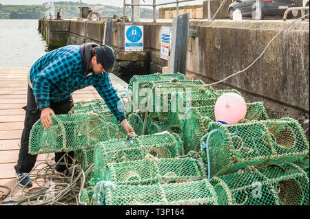 Schull, West Cork, Irlande. Apr 11, 2019. Un pêcheur local prépare ses casiers à crabe avant de les charger sur son bateau pour un voyage de pêche plus tard aujourd'hui. Le temps est froid mais sec avec le soleil commence à faire une apparition. La journée restera généralement sec avec des températures de plus de 11 à 15°C. Credit : Andy Gibson/Alamy Live News Banque D'Images