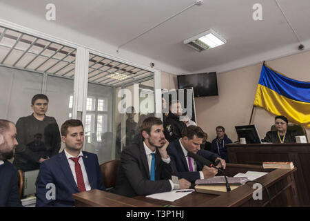 Kiev, Kiev, Ukraine. 10 avr, 2019. Shavchenko Nadiya à l'intérieur d'une cellule de prison dans le Darnytsky Tribunal de District de Kiev, après des accusations de complot en vue d'une attaque contre le parlement. Elle a rejeté les accusations et affirme qu'il s'agit d'une tentative par le gouvernement du Président Petro Poroshenko à se débarrasser d'un challenger à l'élection présidentielle le crédit Mars : Celestino Arce Lavin/ZUMA/Alamy Fil Live News Banque D'Images